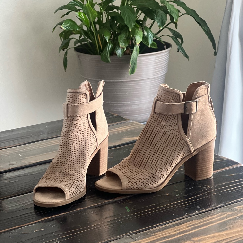 Universal Thread Tan Heeled Boots